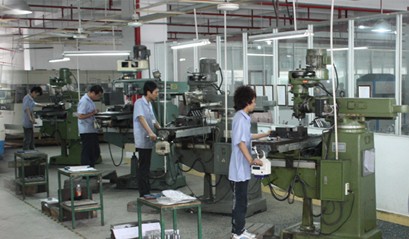 坚持不断提高质量标准,为客户提供高水平的个性化服务;保持自己始终处于行业的最佳位置,并力争通过不断的创新和发展为新老客户带来更加优美的办公生活空间。深圳震雄工业区模具厂厂房装修公司创始于2000年01月,是集空间设计与品牌设计为一体的专业设计团队,在酒店、商业空间及住宅定制领域享有优势地位。在深圳装修行业作为优先领跑者。 公司本着 “质优价实、精心施工、跟踪服务”的宗旨原则,实实在在回报每一位新老客户,并将客户的评价作为公司的发展目标。深圳震雄工业区模具厂厂房装修公司作为深圳装饰行业的标杆企业,通过九年的飞速发展,已成为深圳家装行业的一流品牌,连续两届被深圳市人民政府授予文明单位。 深圳震雄工业区模具厂厂房装修公司是一家具备国家专业施工资质的诚信企业,是装饰协会会员单位。博盛达装饰已成为集家居设计服务、工程施工服务、公共装饰设计服务、材料物流配送、售后服务的全国知名家居装饰企业。长期以来,本公司以先进的技术,专业的设计,绝好的市场信誉,赢得广大业主的赞誉。 深圳博盛达装饰公司成立于2000年,注册资金500万,是一家集装饰工程设计施工为一体的装饰企业。预算=决算,工程不转包是我们对客户16年不变承诺!16年深圳坑梓老品牌,值得信赖,价格绝对实在,质量绝对信得过!我们的价格绝对实在,不含半点水分。360多家厂房、办公室施工经验,质量绝对有保证。